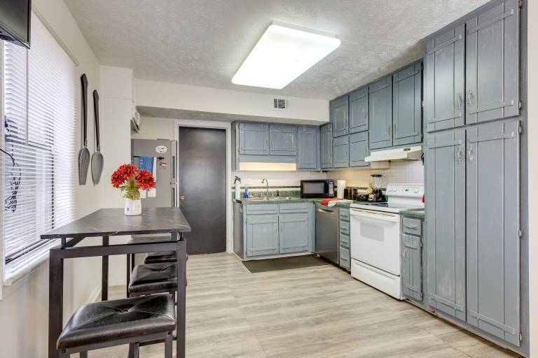 Easy Hwy Access to ATL: Work-Ready Riverdale Home — photo 2