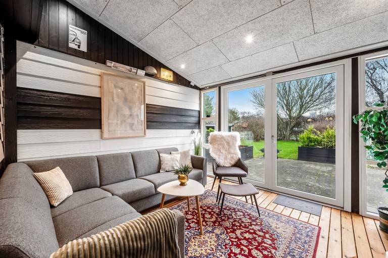 House with patio — photo 4