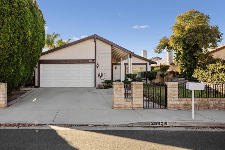 Vacation home with pool & garden in Stevenson Ranch, CA