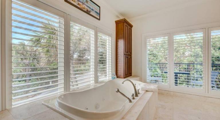 House with hot tub & pool — photo 4