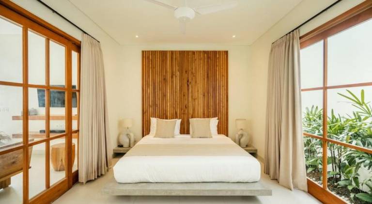 Vacation home with pool — photo 2