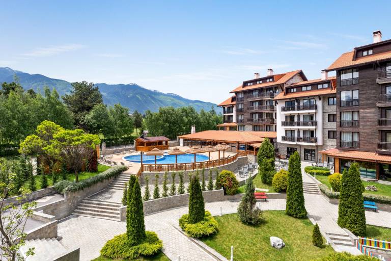 Serviced apartment with pool, jacuzzi & patio in Razlog