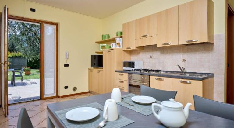 Holiday apartment with hot tub, terrace & garden | Beach nearby | Dogs allowed — photo 4