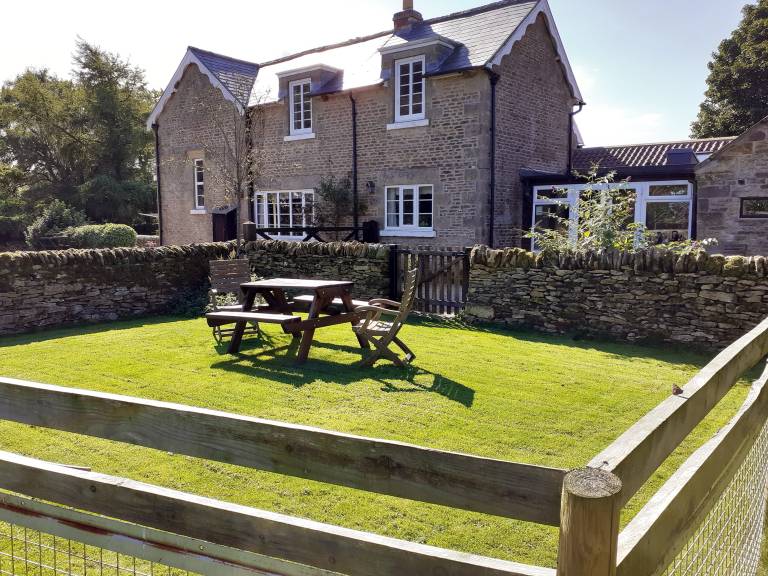 Children-friendly cottage with garden | River view | Pet-friendly in Scarborough