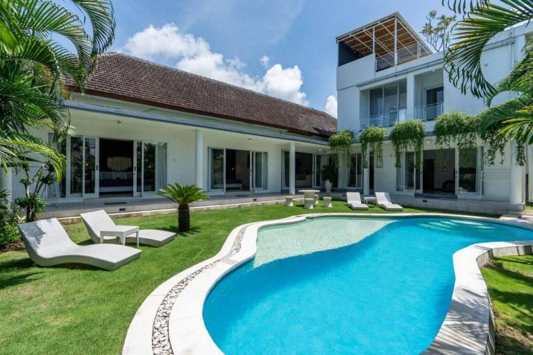 Beautiful villa with private pool, terrace & yard | Dogs allowed in Canggu