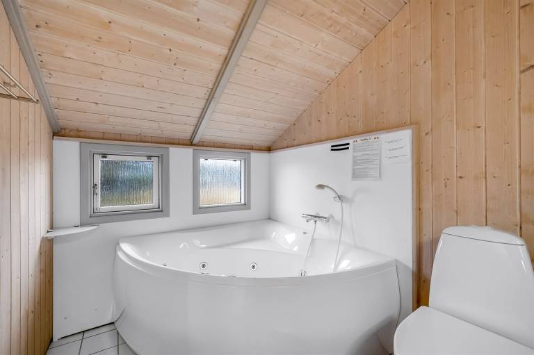 House with patio, sauna & jacuzzi | Lake view — photo 3