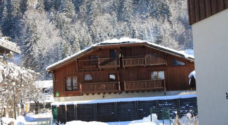 Fully equipped chalet with patio & barbeque | Pets allowed — photo 2