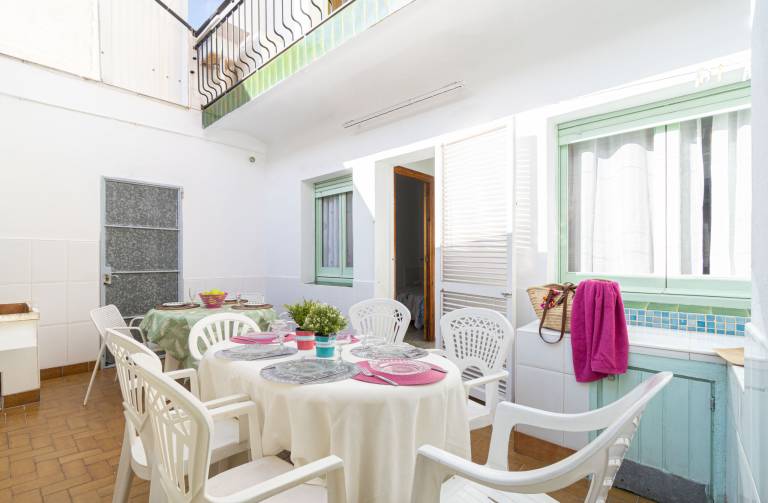 Rental apartment with terrace & yard in Roses