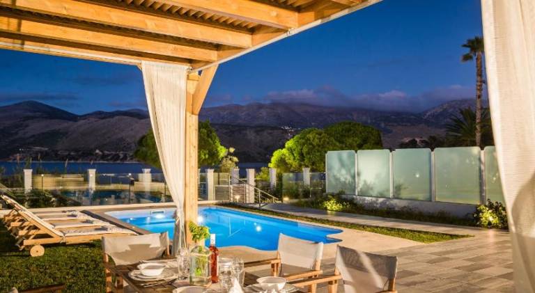Villa with private pool, yard & barbeque — photo 2