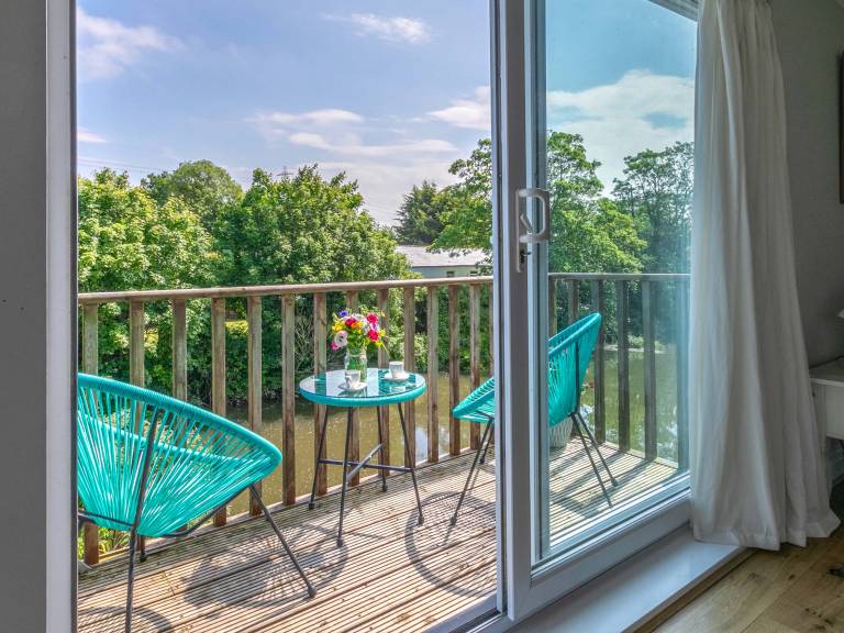 Cottage with patio, barbecue & yard | River view — photo 2
