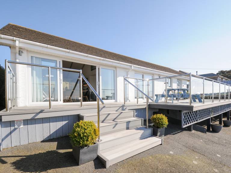 Family-oriented cottage with yard | Pets allowed in Tintagel