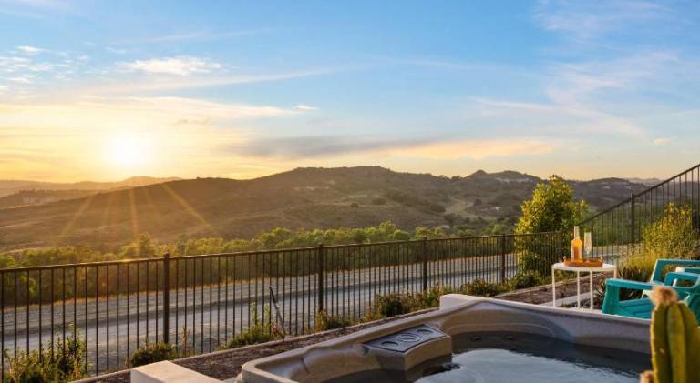 Vacation home with jacuzzi & pool — photo 4