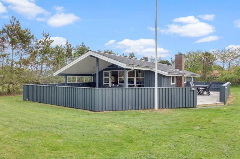 Vacation home with barbeque & patio in Hvide Sande