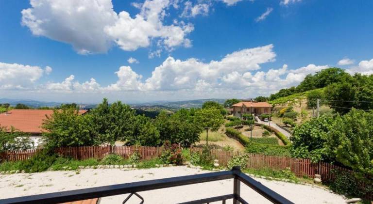 Beautiful farm with terrace & yard | Pets allowed — photo 4
