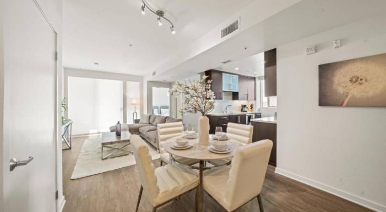 Santa Monica Coastal Retreat with Free Parking Minutes Walk to the Beach — photo 2