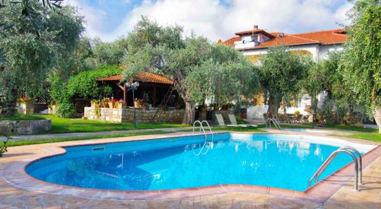 Lovely serviced apartment with yard, barbecue & pool | Pet-friendly in Thasos
