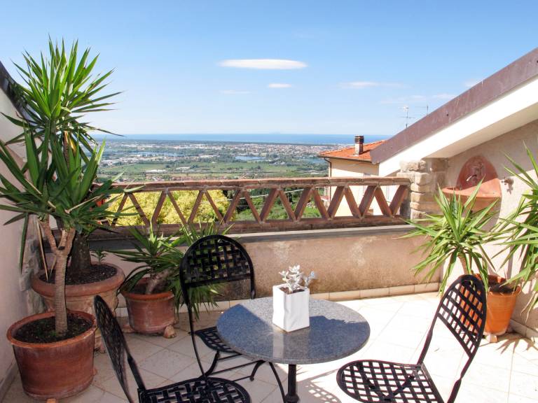 Vacation home with yard, terrace & barbecue — photo 5