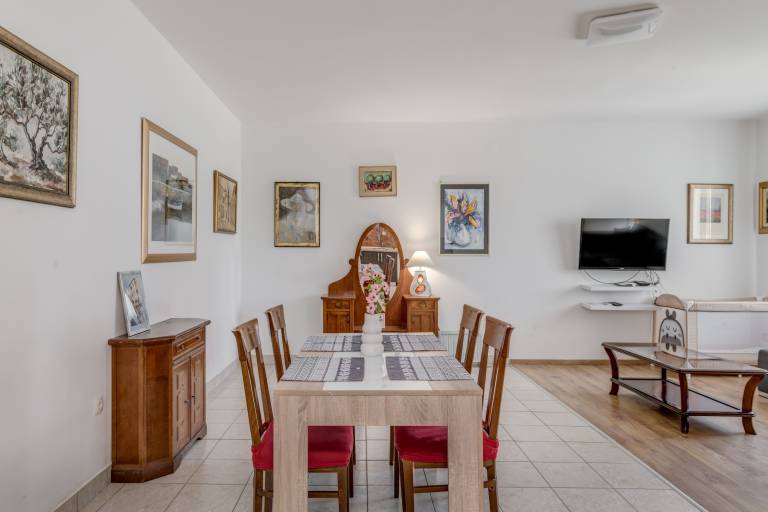 Children-friendly holiday apartment with terrace & garden | Next to Ivan Meštrović Gallery | Beach view | Pet-friendly — photo 5