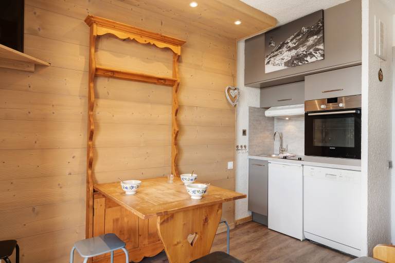 Cozy 52m² Apartment A - Ski-in/Ski-out Access, Balcony & Wi-Fi in Alpe d'Huez — photo 3