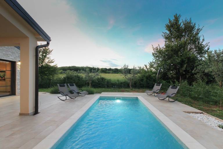 Villa with pool, BBQ & patio — photo 2