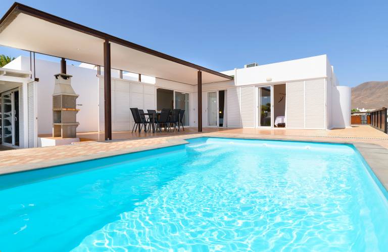 House with private pool, yard & barbeque | Beach view — photo 2