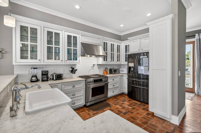House with private pool & grill | Water view — photo 4