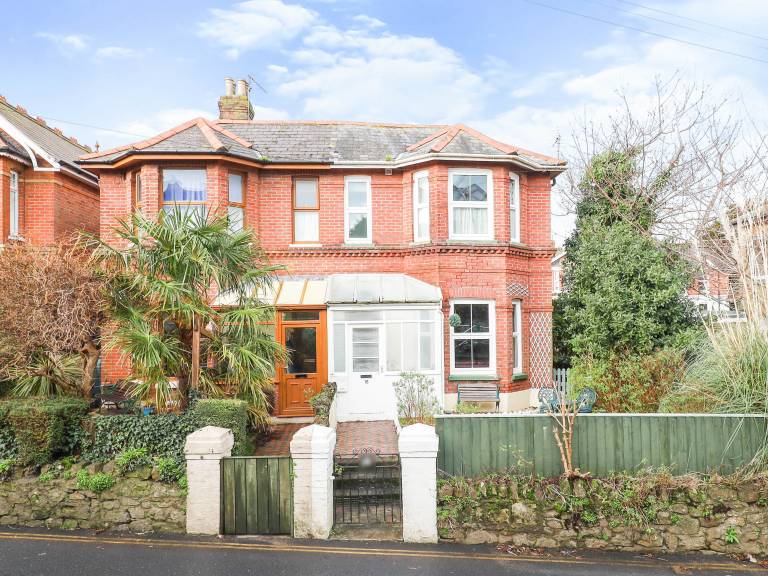 Cottage with barbeque & garden in Shanklin