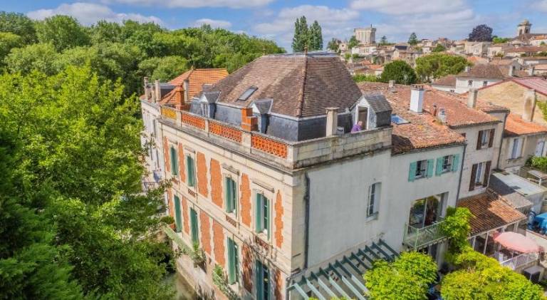 House with 5 rooms for 10 persons in Saintes