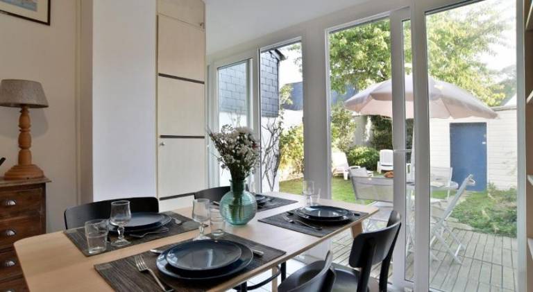 Fully equipped beautiful vacation home with yard, patio & barbecue | Dogs allowed — photo 3