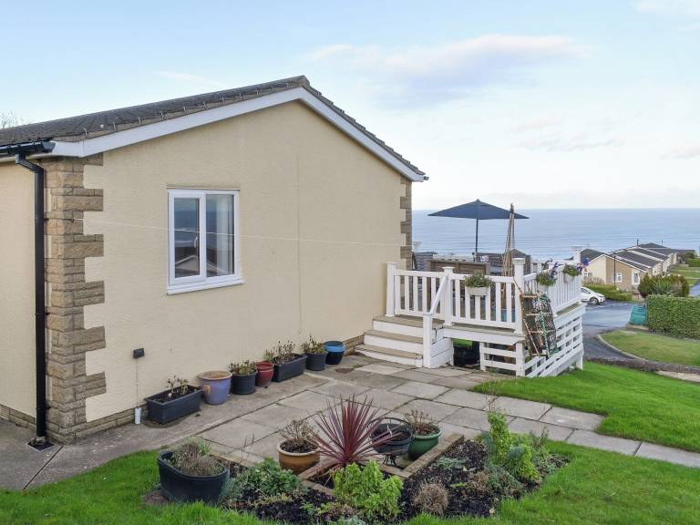 Cottage Cayton Bay