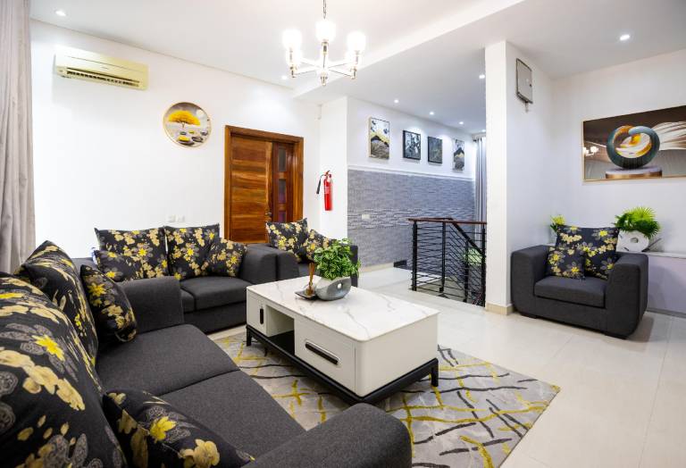Fully equipped beautiful vacation home with pool & yard | Suitable for remote work | Pets allowed — photo 3