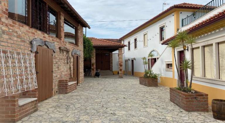 Villa with yard, barbeque & private pool in Leiria