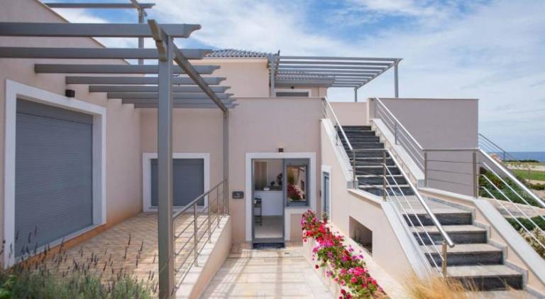 Wonderful serviced apartment with pool, terrace & yard | Pets allowed — photo 5