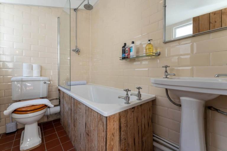Children-friendly wonderful house with garden | Close to British Airways i360 | Pets allowed — photo 4