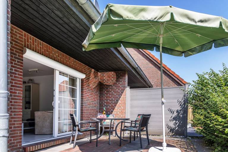 Zeitlos und elegant: Die Doppelhaushälfte besticht sowohl durch ihre Helligkeit als auch durch eine stilvolle Einrichtung. Ca.70 qm, die Raum für 5 bis 6 Personen bieten. in Wittmund