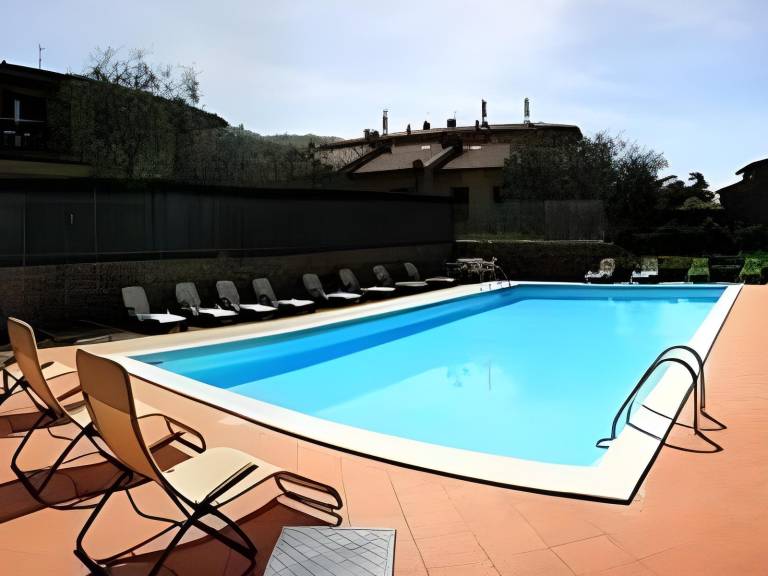 Serviced apartment with hot tub, patio & pool in Torri del Benaco