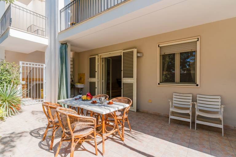 Rental apartment with yard & patio | City view — photo 2
