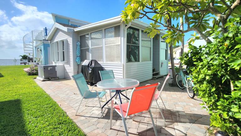 Family-friendly vacation home with jacuzzi, BBQ & heated pool | Pets allowed — photo 5