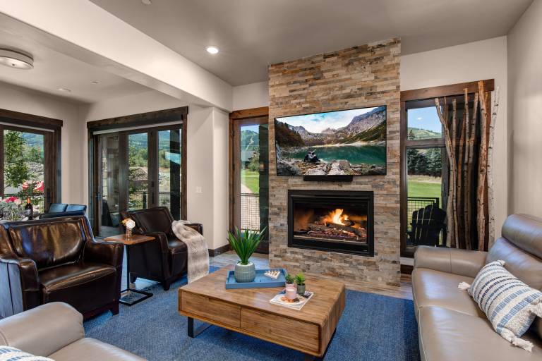Interior Design, Luxury Community Amenities, Free Shuttle Pet-Friendly! — photo 5