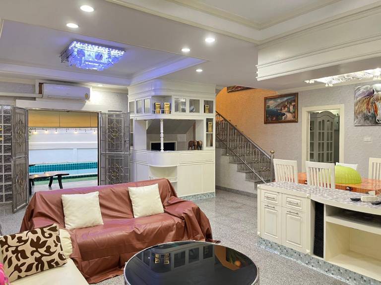 Villa with garden, private pool & jacuzzi — photo 4