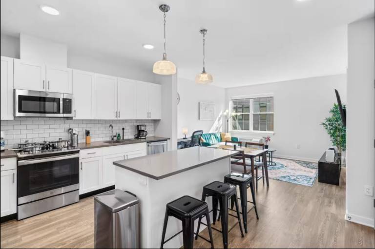 Family-friendly rental apartment with patio | Pets allowed — photo 5