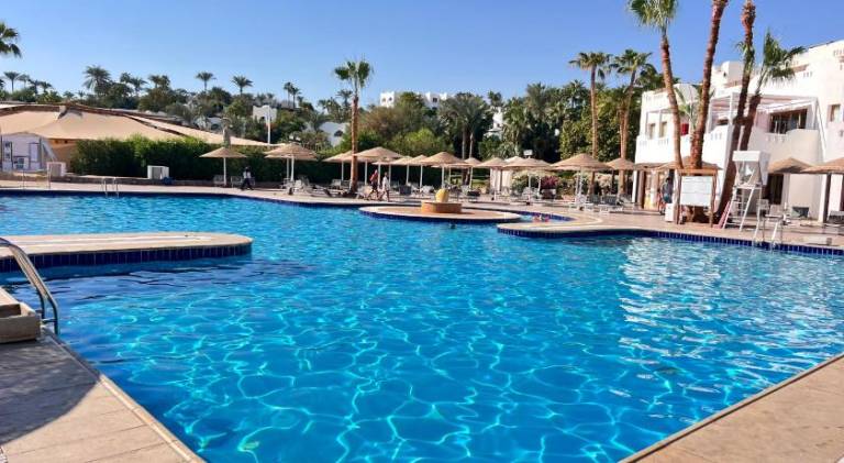 Family-friendly serviced apartment with pool, garden & jacuzzi | Close to the beach | Pet-friendly — photo 3