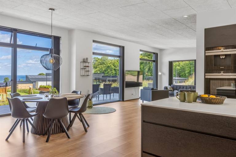 Family-oriented vacation home with grill & patio | Sea view | Dogs allowed — photo 5