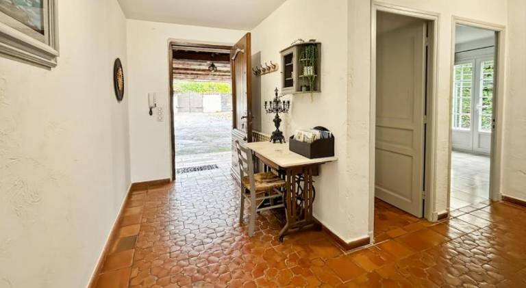 Apartment with pool — photo 5
