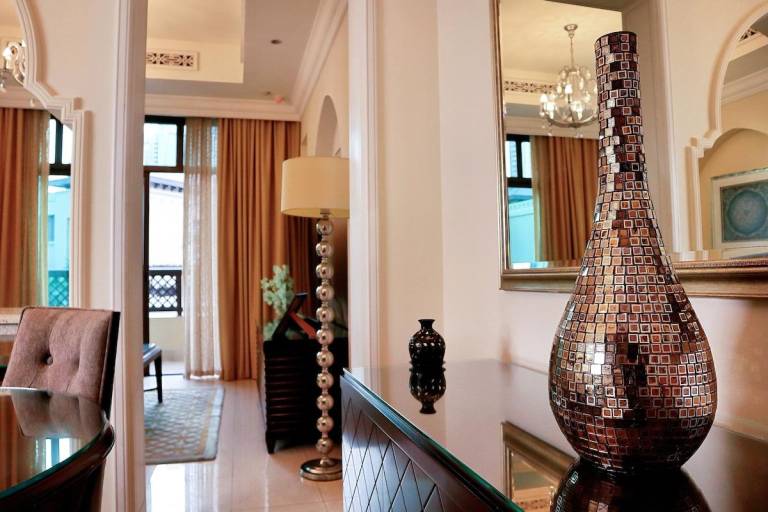 House with jacuzzi, sauna & terrace | Near Burj Khalifa | Water view | Perfect for remote work — photo 5