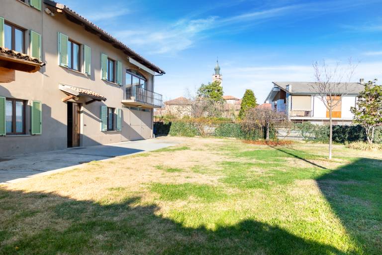 Villa with yard | Garden view — photo 4