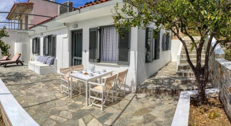 Villa with patio & garden | Pets allowed — photo 5