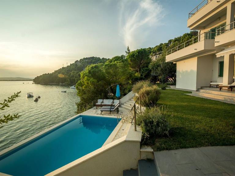Vacation home with private pool, barbeque & terrace — photo 2