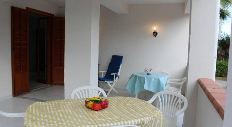 Serviced apartment with patio, barbeque & yard | Beach nearby | Pet-friendly — photo 4