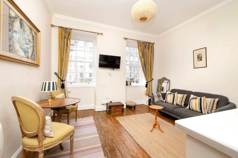 Apartment with yard | Near Edinburgh Castle in Edinburgh